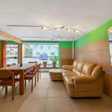 Spacious In With Garden Daire