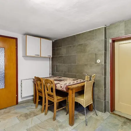 Spacious In With Garden *