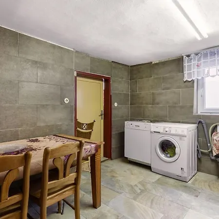 Spacious In With Garden *