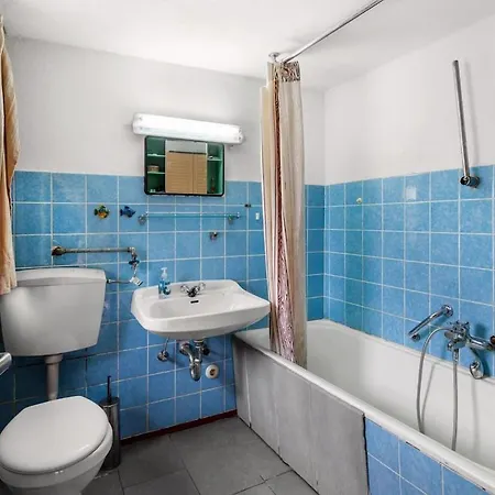 Spacious In With Garden